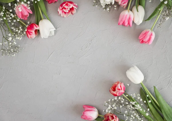 Tulipas Rosa Branco Gypsophila Flores Buquê Fundo Pedra Cinza Elegante — Fotografia de Stock