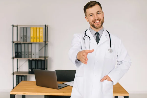 Den Lyckliga Läkaren Med Stetoskop Sträcker Hälsning Arbetsplatsen Kliniken — Stockfoto