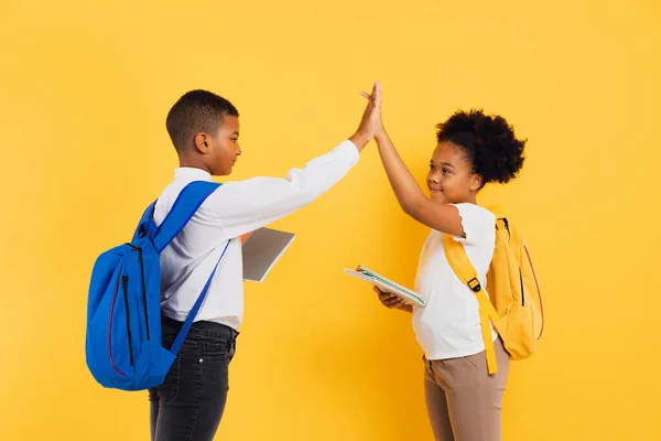 Mutlu Afrikalı Amerikalı Kız Okul Çocuğu Sarı Arka Planda Birbirlerine — Stok fotoğraf
