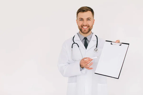 Szczęśliwy Mężczyzna Lekarz Folderem Pokazuje Coś Miejscu Kopiowania Białym Tle — Zdjęcie stockowe