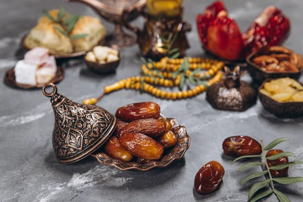 Mesa Ramadã Tâmaras Fundo Pratos Tradicionais Com Outra Refeição Frutas — Fotografia de Stock