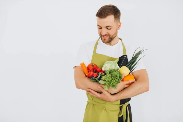 Šťastný Muž Drží Mnoho Různých Čerstvých Zeleniny Bílém Pozadí — Stock fotografie