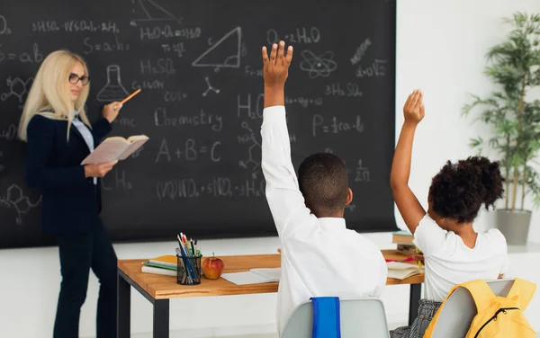 Uma Professora Ensina Crianças Idade Escolar Quadro Negro Sala Aula — Fotografia de Stock