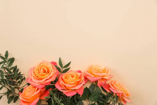 Букет Помаранчевих Троянд Бежевому Тлі День Матері День Святого Валентина — стокове фото