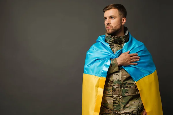 Ukrayna Bayrağıyla Bağlı Cesur Bir Ukraynalı Askerin Portresi Ele Tutuşan — Stok fotoğraf