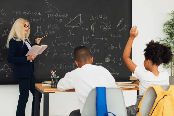 Egy Tanárnő Tanít Iskolásokat Táblánál Osztályteremben Nemzetközi Csapat Vissza Iskolába — Stock Fotó