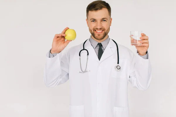 Ευτυχισμένη Αρσενικό Διατροφολόγος Γιατρός Στηθοσκόπιο Χαμογελώντας Και Κρατώντας Νερό Και — Φωτογραφία Αρχείου