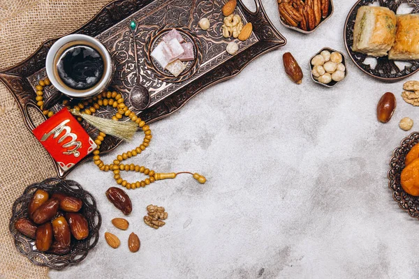 Banner Tradičními Arabskými Pokrmy Jídelní Sady Něm Korán Růženec Pohled — Stock fotografie