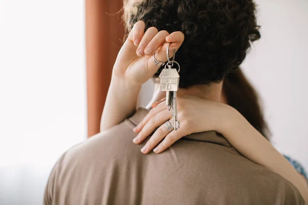 Crop Close Excited Young Caucasian Couple Show Keys New Shared — Stock Photo, Image