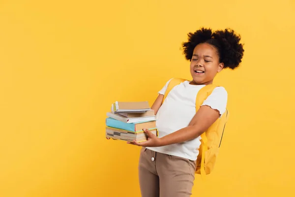 快乐的非洲裔美国女学生 拿着黄色背景的笔记本和书籍 复制空间 — 图库照片