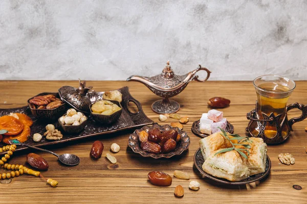 Dates Séchées Thé Sur Une Table Bois Plats Arabes Traditionnels — Photo