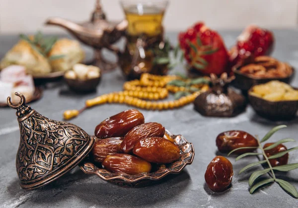 Ramadan Tisch Datteln Auf Dem Hintergrund Traditioneller Gerichte Mit Anderen — Stockfoto