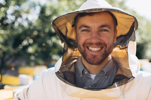 Портрет Счастливого Пчеловода Работающего Пасеке Рядом Ульями Пчелами Собирайте Мед — стоковое фото