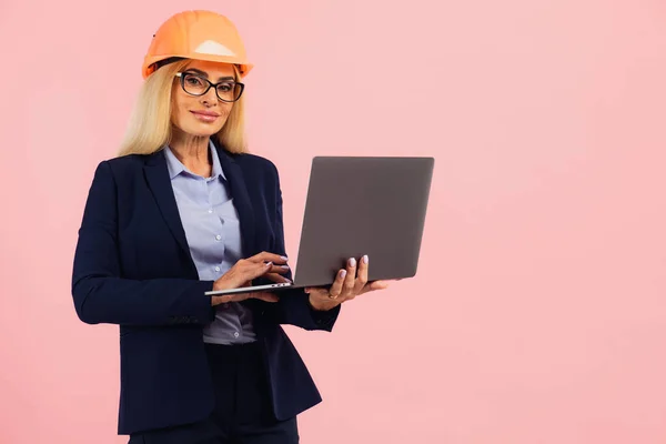 Arquiteto Engenheiro Mulher Óculos Usar Laptop Fundo Rosa — Fotografia de Stock