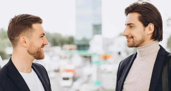 Két Modern Boldog Üzletember Beszél Valamiről Városi Irodák Épületek Hátterében — Stock Fotó