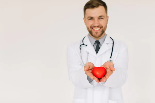Ευτυχισμένη Αρσενικό Καρδιολόγος Γιατρός Κρατώντας Την Καρδιά Λευκό Φόντο — Φωτογραφία Αρχείου