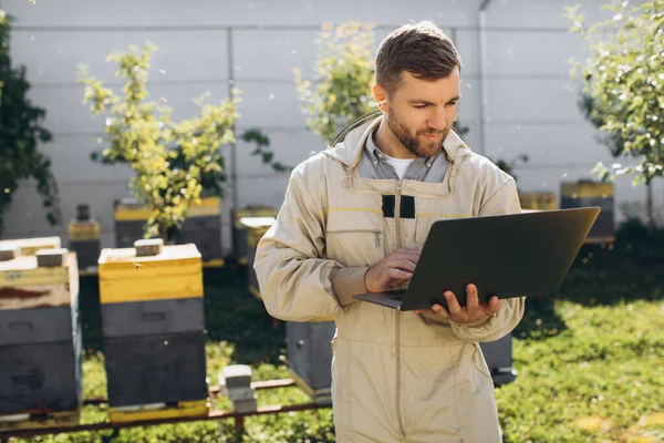 Manlig Agronomen Eller Ingenjör Skyddsdräkt Arbetar Laptop Gård — Stockfoto