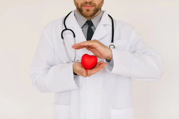 Medico Cardiologo Maschio Che Tiene Cuore Sfondo Bianco — Foto Stock