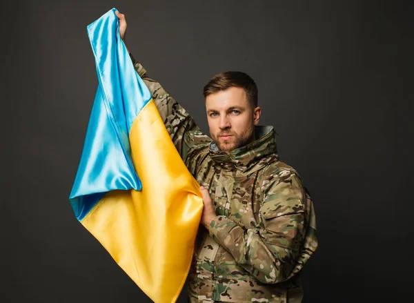 Portrett Modig Ukrainsk Militærmann Som Holder Ukrainas Flagg Frihetskonseptet – stockfoto