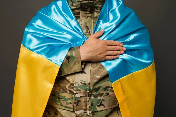 Портрет Відважного Українського Військового Язаного Прапором України Який Тримається Руку — стокове фото