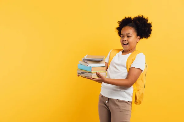 Defterleri Sarı Arkaplan Üzerine Kitaplar Tutan Mutlu Afrikalı Amerikalı Kız — Stok fotoğraf