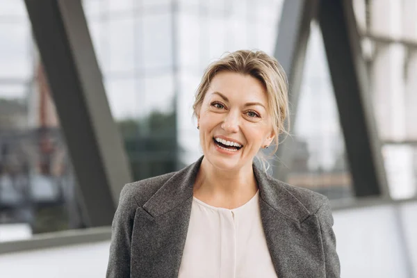 Portrait Mature Business Woman Smiling Emotions Modern Urban Office Buildings — Stock Photo, Image