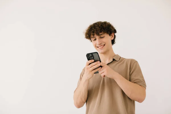 Atrakcyjny Młody Student Korzystający Telefonu Białym Tle Wolną Przestrzenią — Zdjęcie stockowe