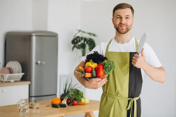 Portrét Šťastného Muže Držícího Talíř Čerstvé Zeleniny Pozadí Kuchyně Doma — Stock fotografie