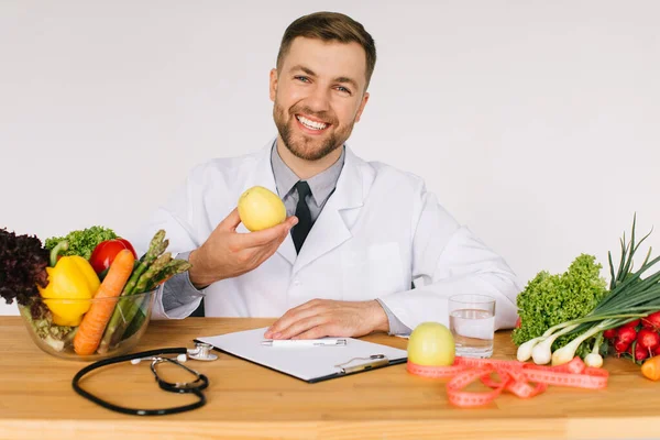 Gelukkig Arts Voedingsdeskundige Zit Aan Werktafel Tussen Verse Groenten Het — Stockfoto