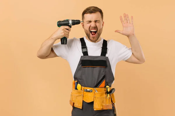 Positive Männliche Reparaturkraft Hause Mit Einem Schraubenzieher Der Seinem Kopf — Stockfoto