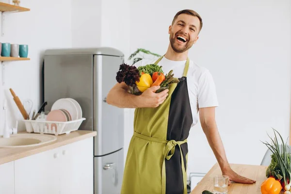 Portrét Šťastného Muže Držícího Talíř Čerstvé Zeleniny Kuchyni — Stock fotografie