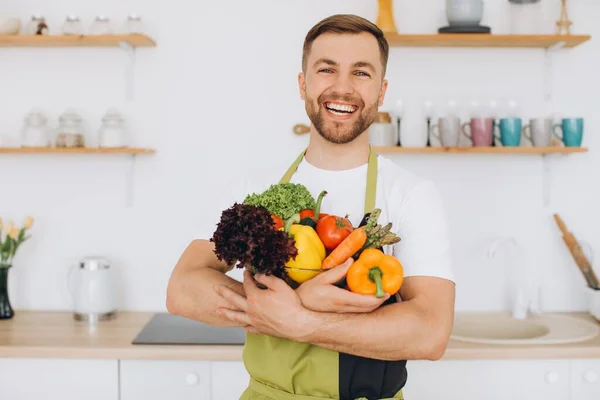 Portrét Šťastného Muže Držícího Talíř Čerstvé Zeleniny Kuchyni — Stock fotografie