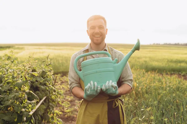 Szczęśliwy Mężczyzna Rolnik Gospodarstwa Podlewania Może Letni Ogród — Zdjęcie stockowe