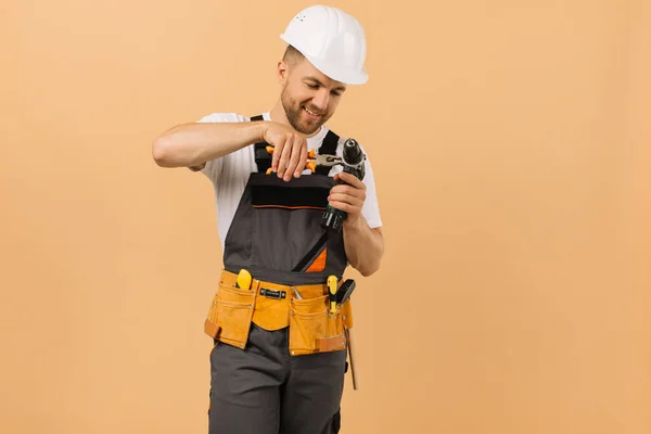 Reparador Masculino Positivo Casa Repara Algo Uma Chave Fenda Fundo — Fotografia de Stock