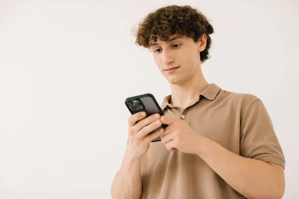 Jeune Étudiant Masculin Attrayant Utilisant Téléphone Sur Fond Blanc Avec — Photo