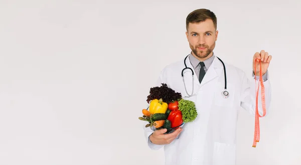 Άνδρας Γιατρός Διατροφολόγος Στηθοσκόπιο Που Κρατάει Φρέσκα Λαχανικά Και Χάρακα — Φωτογραφία Αρχείου