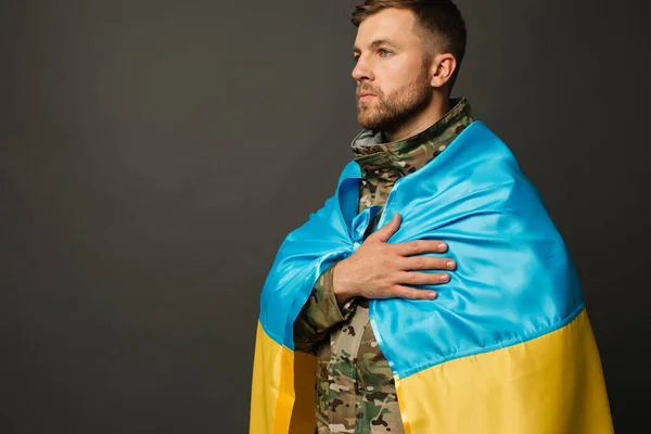 Portrett Modig Ukrainsk Militærmann Knyttet Til Ukrainas Flagg Som Holder – stockfoto