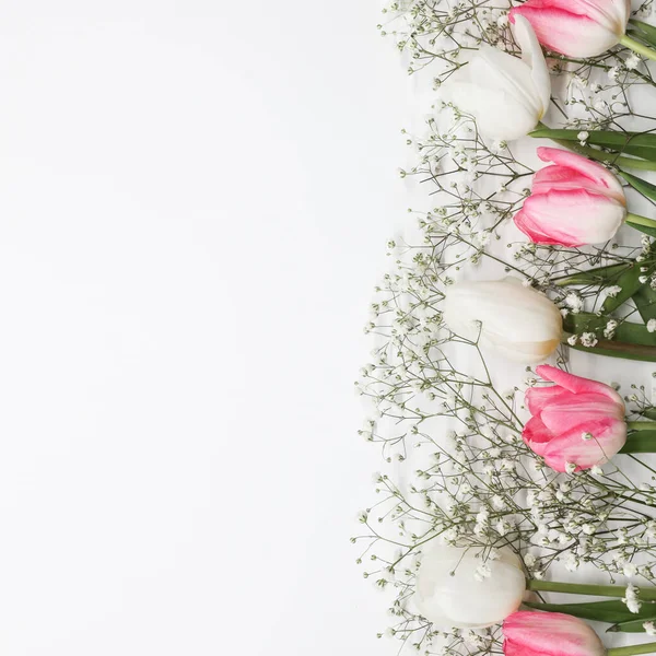 Bouquet Fleurs Tulipes Roses Gypsophiles Blanches Sur Fond Blanc Fête — Photo