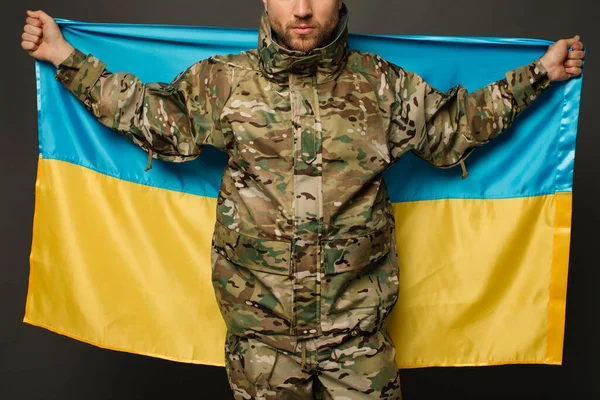 Porträt Eines Mutigen Ukrainischen Militärs Mit Der Fahne Der Ukraine — Stockfoto