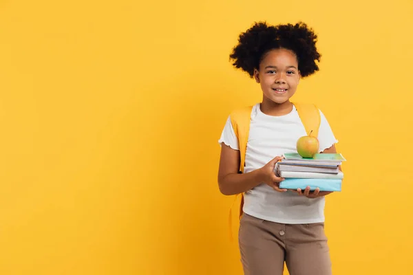 Aluna Afro Americana Feliz Segurando Cadernos Livros Fundo Amarelo Espaço — Fotografia de Stock