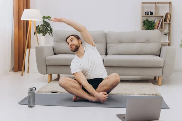 Aktiver Junger Fröhlicher Mann Der Hause Morgengymnastik Macht Auf Yogamatte — Stockfoto