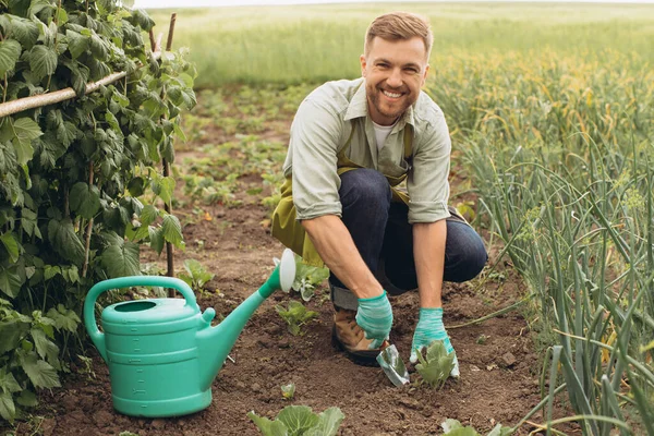Šťastný Farmář Zalévá Postele Pracuje Zahradě — Stock fotografie
