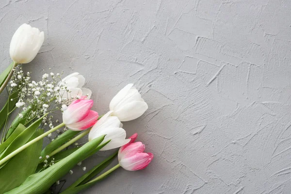Ροζ Τουλίπες Και Λευκές Γυψόφυλλες Ανθίζουν Μπουκέτο Ένα Κομψό Γκρι — Φωτογραφία Αρχείου