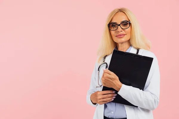 Mature Woman Doctor Glasses Stethoscope Holding Folder Pink Background Copy — Stock Photo, Image