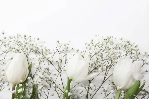 Λευκές Τουλίπες Και Γυψόφυλλες Ανθίζουν Μπουκέτο Λευκό Φόντο Ημέρα Μητέρας — Φωτογραφία Αρχείου