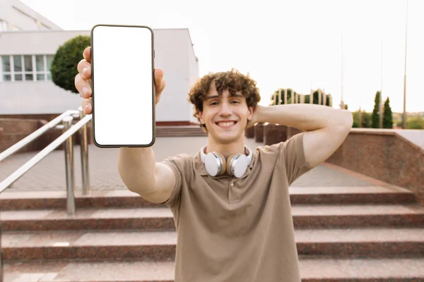 Навчальний Додаток Щасливий Чоловік Студент Демонструє Великий Порожній Смартфон Камері — стокове фото