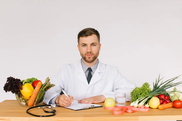 Médico Nutricionista Sentado Lugar Trabajo Escritorio Oficina Entre Verduras Frescas — Foto de Stock