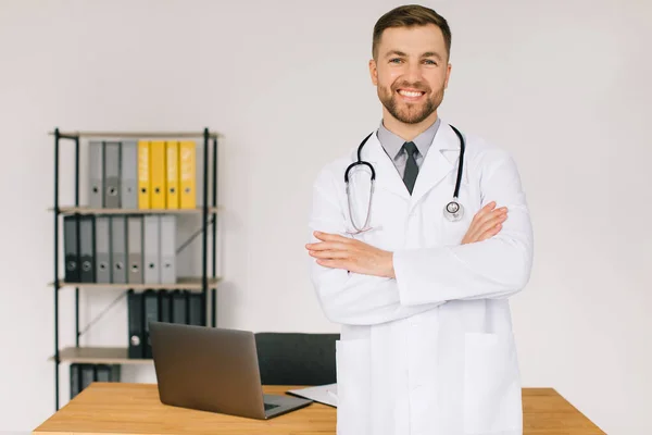 Porträtt Lycklig Läkare Med Stetoskop Arbetsplatsen Kliniken — Stockfoto