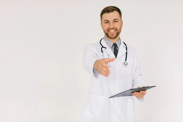 一个带着听诊器和文件夹的快乐的医生在白底上伸出了问候之手 — 图库照片
