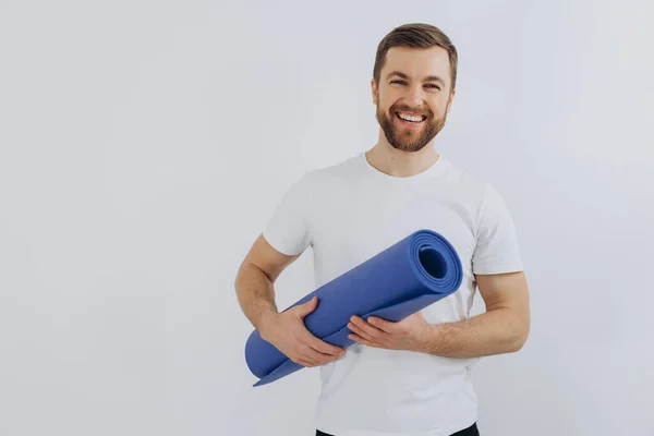 Porträt Eines Gutaussehenden Bärtigen Mannes Sportbekleidung Mit Yogamatte Auf Weißem — Stockfoto